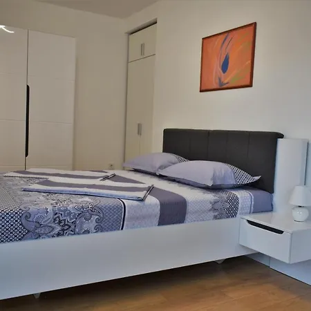 Center Gramophone With Private Parking Apartment